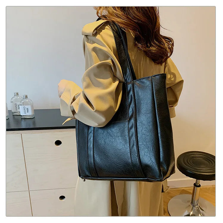 The Simple Large Capacity Tote g